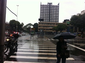 Muita gente pegou chuva no caminho para o trabalho nesta quarta-feira (26)